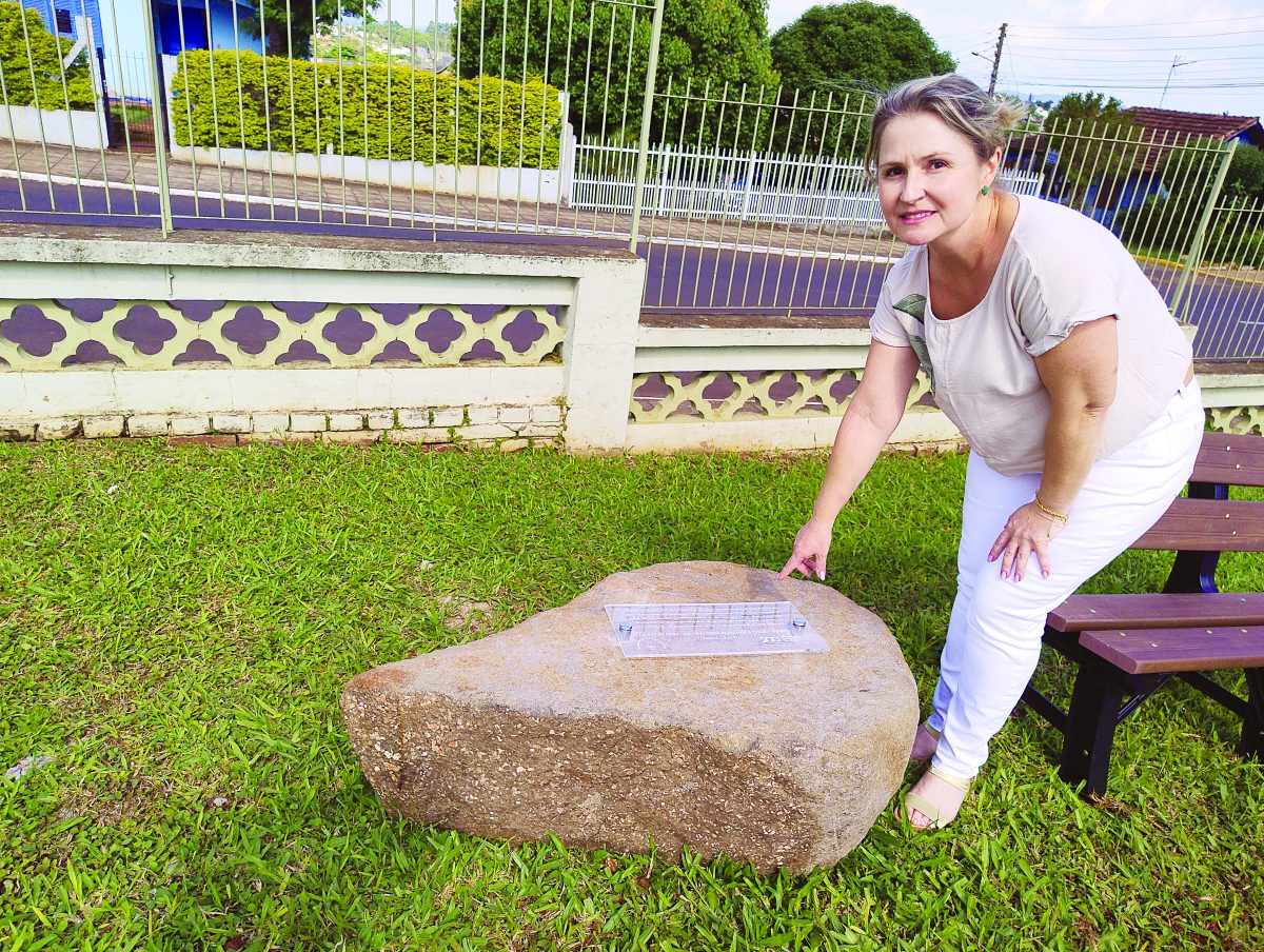 Placa alusiva aos 200 anos da presença luterana no Brasil foi descerrada nesta semana, na Comunidade Evangélica Redentor (Foto: Jessica Bayer)