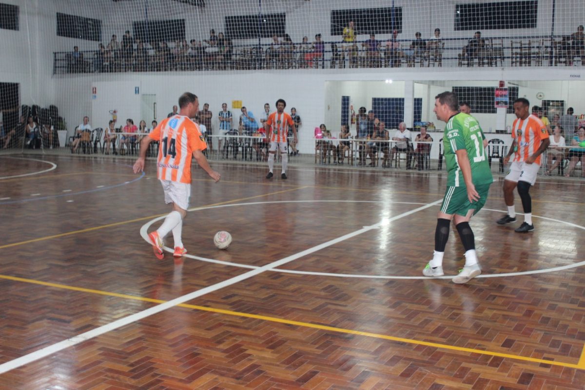 Upal (camisa branca e laranja), não conseguiu se impor e acabou derrotada pelo 11 Amigos na categoria Veterano | MARCOS BEUREN