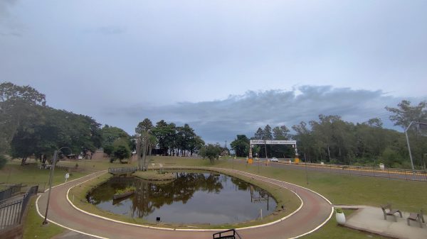 Frente fria avança e traz risco de temporais entre domingo e segunda