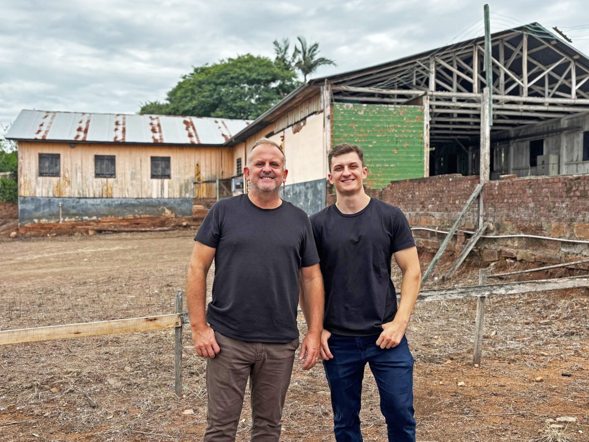 Ricardo e o filho Eduardo em frente ao local onde o Salão Mendel fez história, no centro de Paverama (Foto: Sara Ávila)