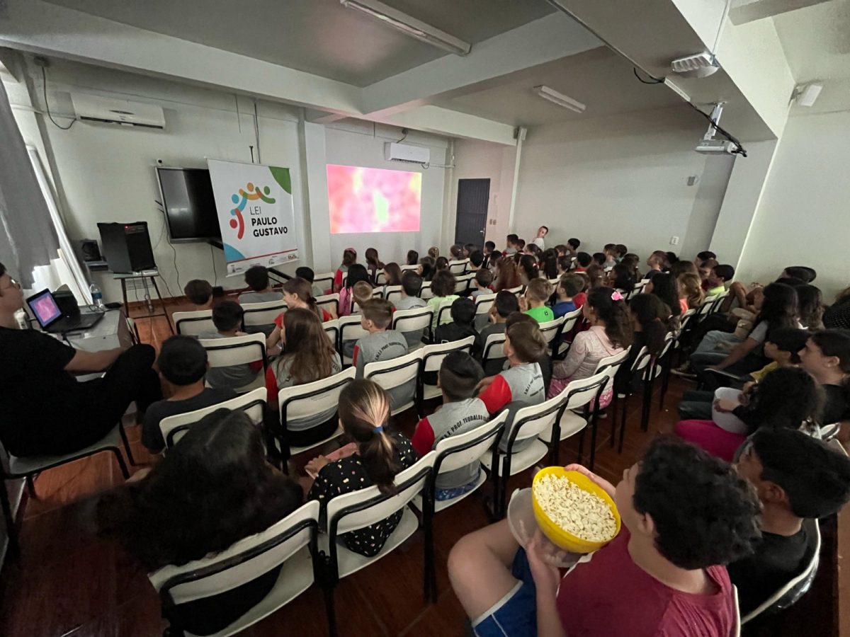 Exibições ocorreram nessa quarta-feira, para aproximadamente 200 alunos | Foto: Andrieli Magedanz/Markitanda/divulgação