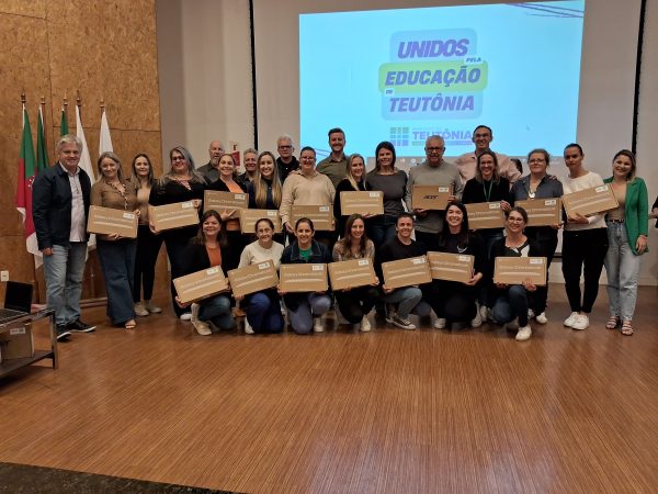 Executivo de Teutônia entrega 240 chromebooks a profissionais da educação