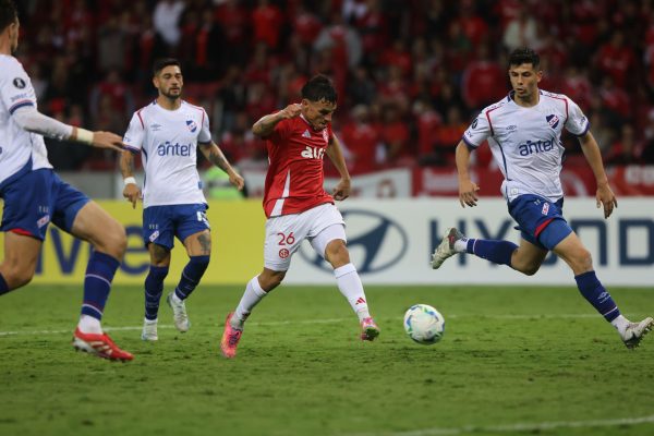 Apagão, reação e empate heroico no Beira-Rio