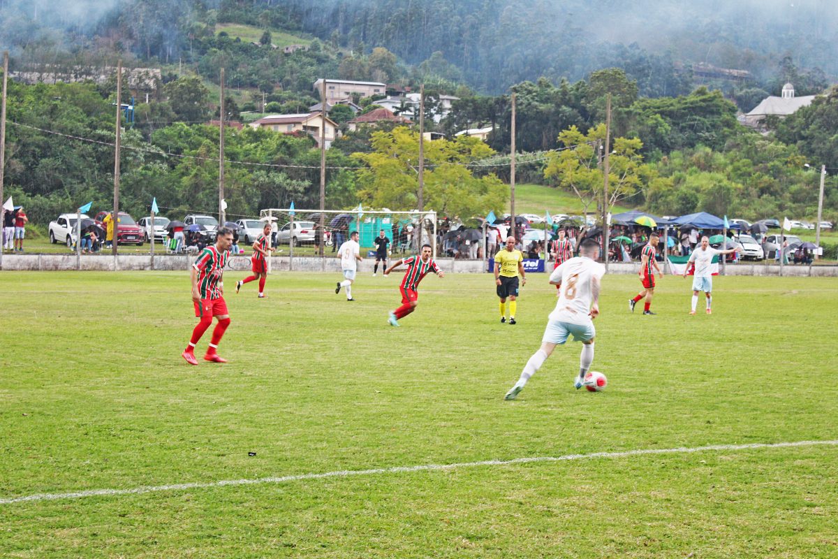 Nos Titulares, Canabarrense (camisa listrada) venceu o Poço das Antas no jogo de ida. Volta deve ocorrer em 1º de junho. | Foto: Marcos Beuren