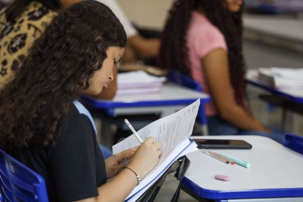 Nascidos em março e abril recebem parcela de R$ 200,00 nesta terça