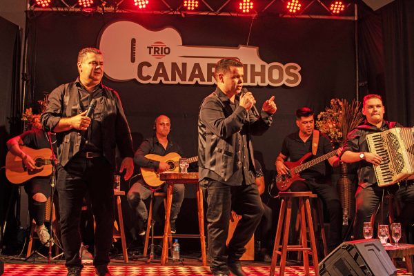 Trio Canarinhos faz show sertanejo e grava DVD