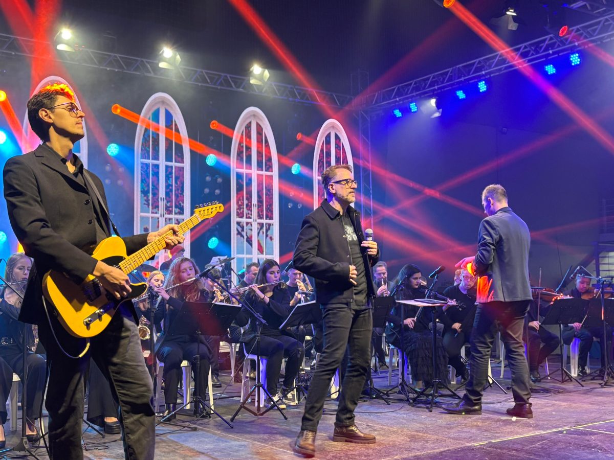 Vocalista da Banda Nenhum de Nós, Thedy Corrêa foi uma das atrações da noite, junto com a Orquestra Henrique Üebel. Foto: Sara Ávila 
