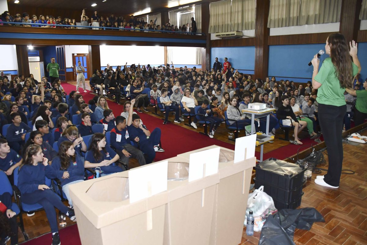 Certel promove arte e educação para mais de 10 mil alunos da região