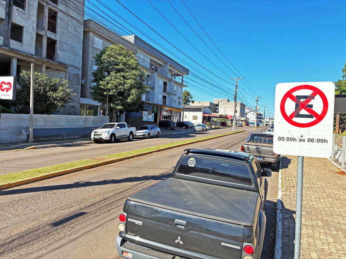 Retirada de placas que proíbem estacionamento na Avenida 1 Leste