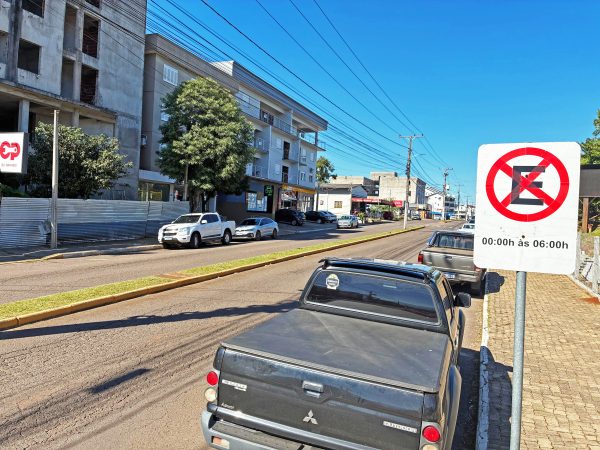 Comerciantes pedem retirada de placas que proíbem estacionamento na Avenida 1 Leste