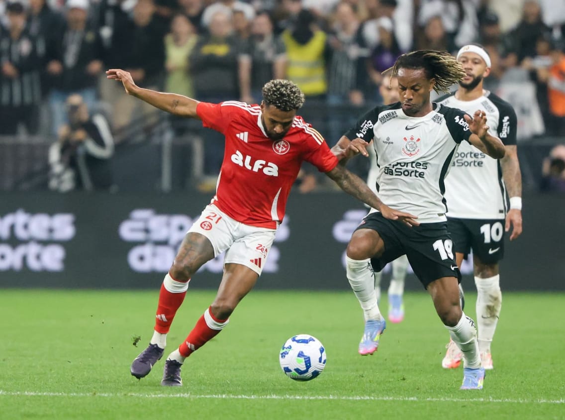 Com lei do ex, Internacional perde de virada para o Corinthians