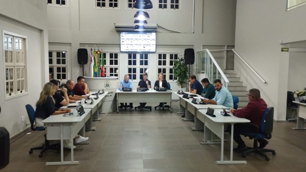 Câmara mantém cessão de imóvel a abrigo e autoriza permuta para viabilizar extensão de rua