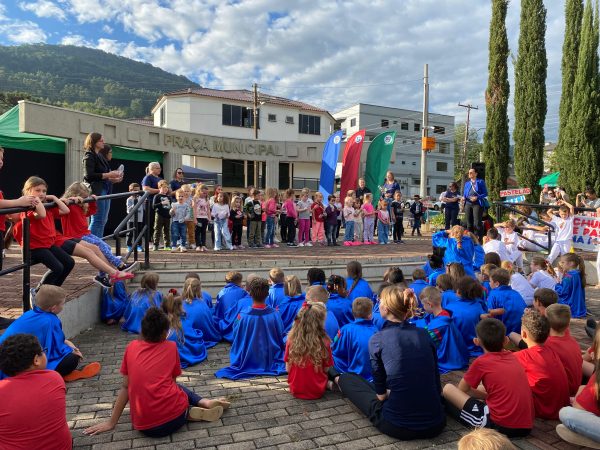 Comunidade celebra aniversário na Praça Municipal