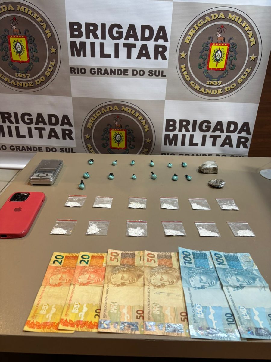 Foram apreendidas 25 porções de cocaína e duas porções de maconha, R$ 340,00, uma balança de precisão e um celular. Foto: DIVULGAÇÃO / BM