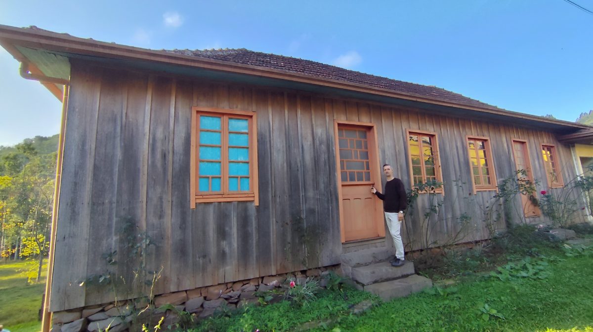 Com porão e telhado alto, características da arquitetura colonial, a casa foi construída pelos pais de Mauro Lucian há mais de 60 anos e é preservada no interior de Boa Vista do Sul | Foto: Marcel Lovato