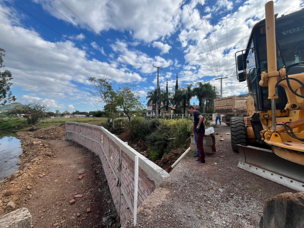 Construção de muro visa conter arroio e proteger infraestrutura
