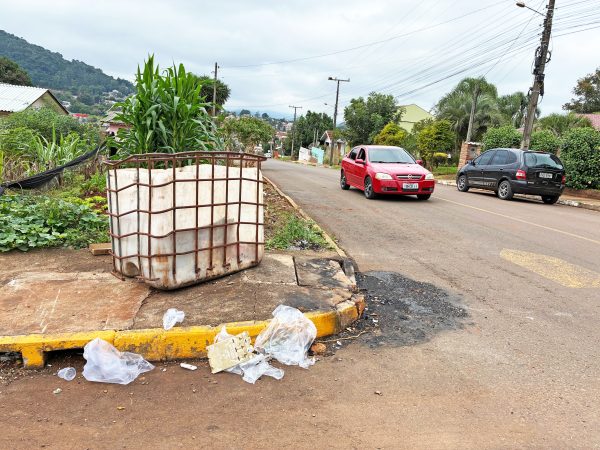 Moradores solicitam recipientes adequados para recolhimento de lixo