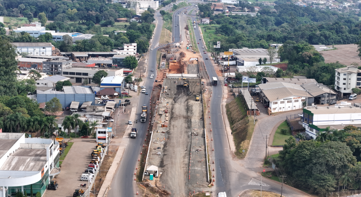 Obras em dispositivo desviam fluxo à noite na BR-386