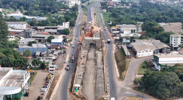 Obras em dispositivo desviam fluxo à noite na BR-386