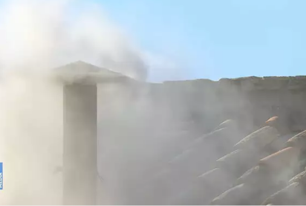Fumaça Branca sai da chaminé da Capela Sistina