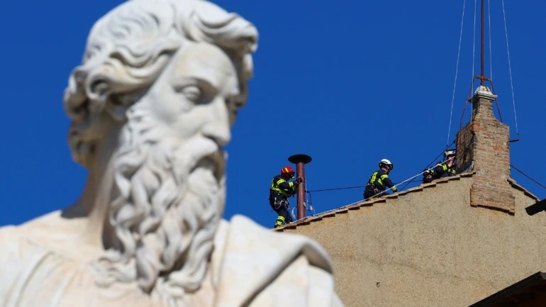 Vaticano instala chaminé que anunciará escolha do novo papa