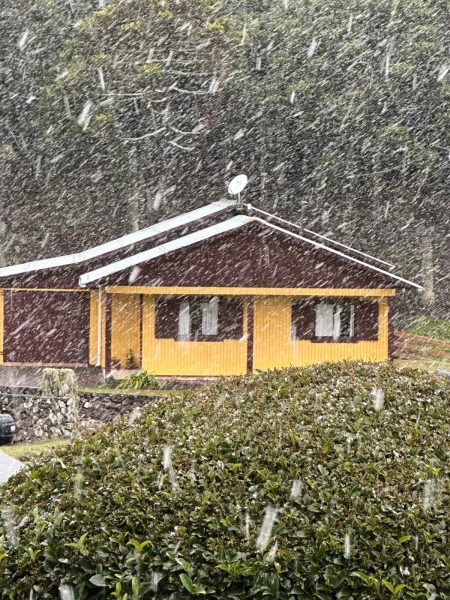 Quinta-feira começa com neve no Sul do Brasil