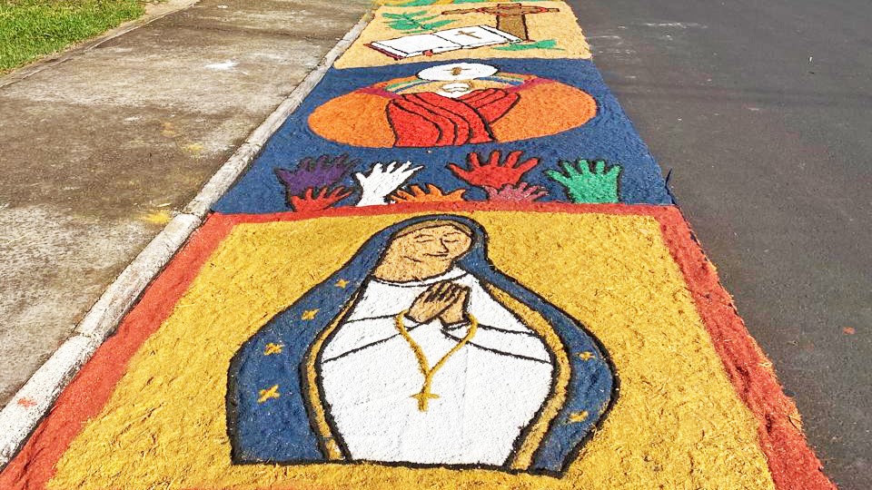 Tradicionais atividades envolvendo a exposição de tapetes e procissões precisaram se canceladas devido às condições climáticas.