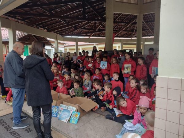 Escolas de Poço das Antas recebem 600 livros
