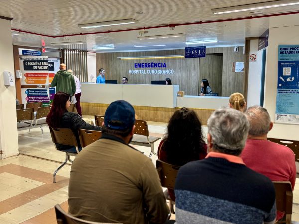 Baixa vacinação e explosão de casos pressionam sistema de saúde