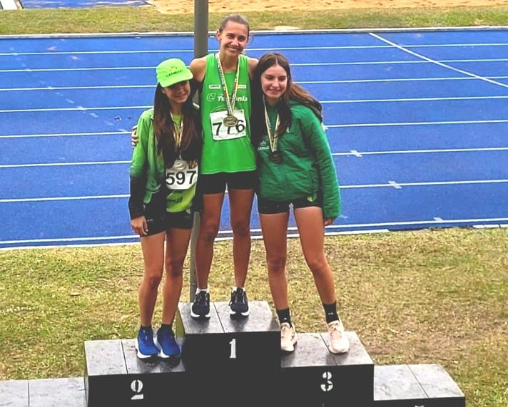 Laura Brackmann Mallmann (c) sagrou-se campeã estadual nos 800m rasos e ficou com o vice-campeonato nos 1500m rasos | Foto: Iurquen Roese/Colégio Teutônia/divulgação