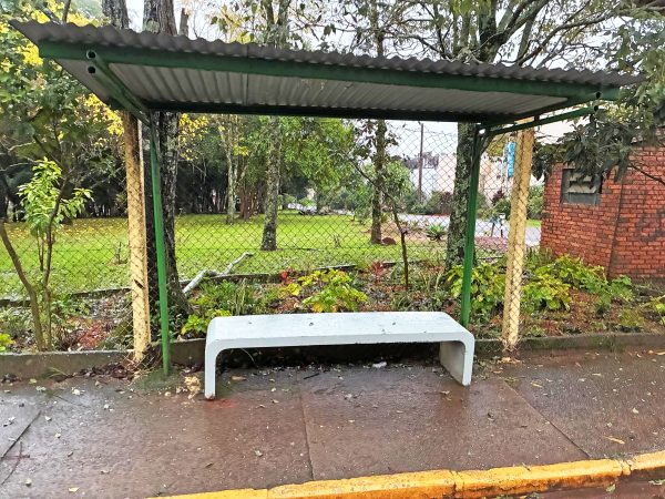 Bancos de parada de ônibus são substituídos no Bairro Canabarro