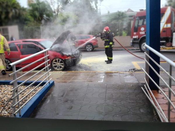 Bombeiros combatem incêndio veicular em frente ao hospital