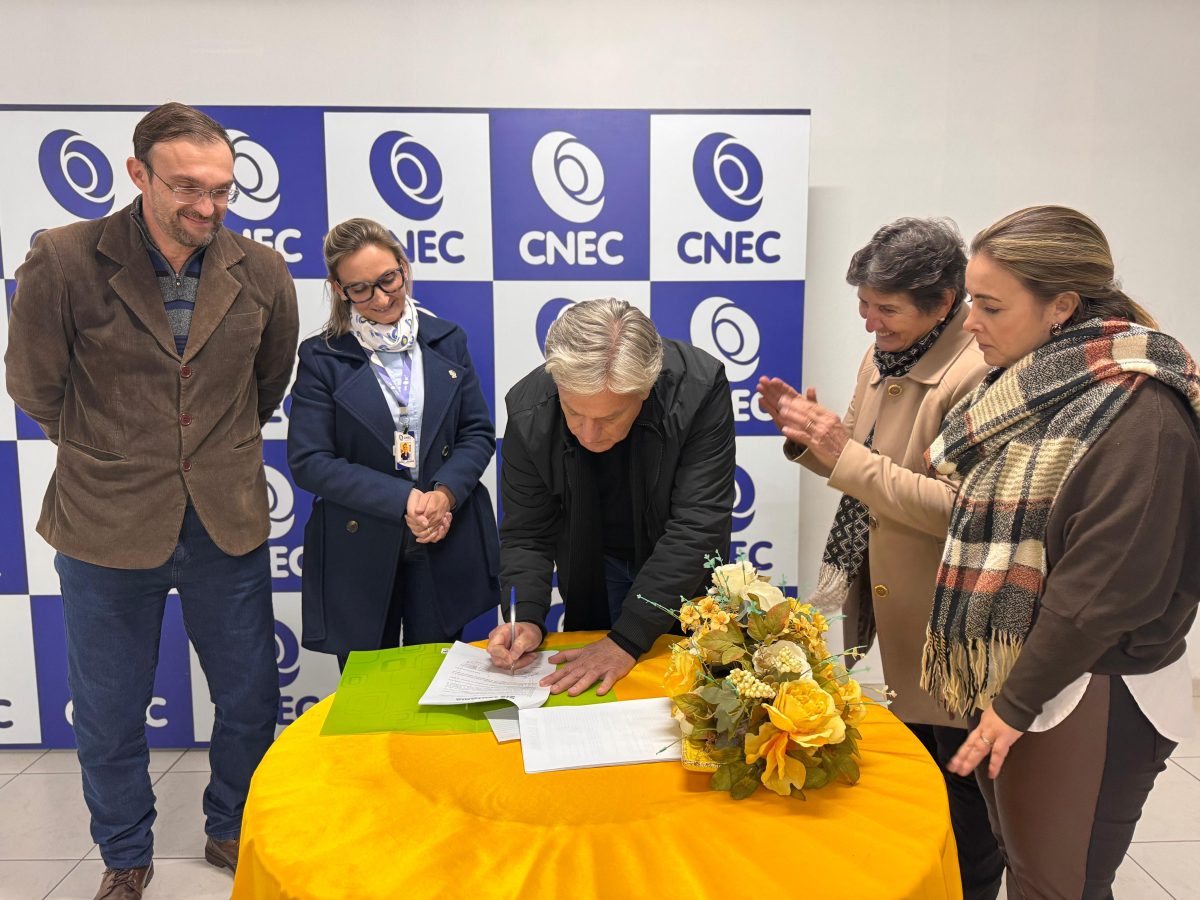 Assinatura do contrato ocorreu nessa segunda-feira, 24 | Foto: Assessoria de Imprensa/Prefeitura de Teutônia