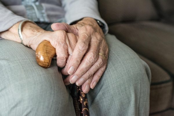Campanha alerta para violência contra idosos