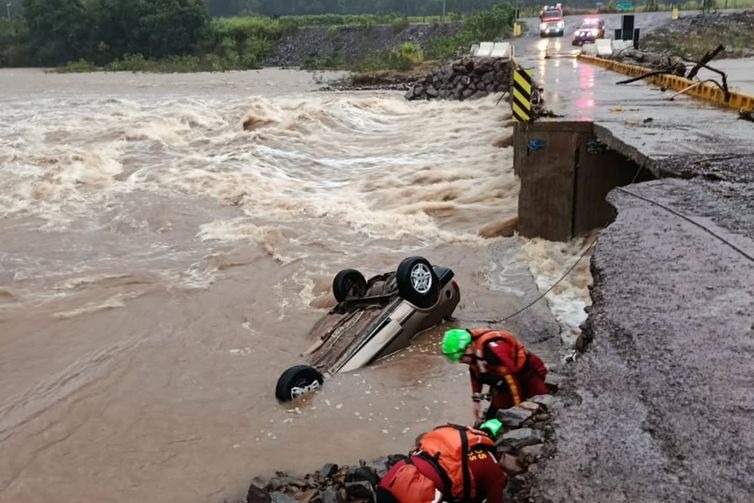 Bombeiros são acionados para fazer resgate no município de São José do Caí | Foto: Alexandre Pessoa/Divulgação