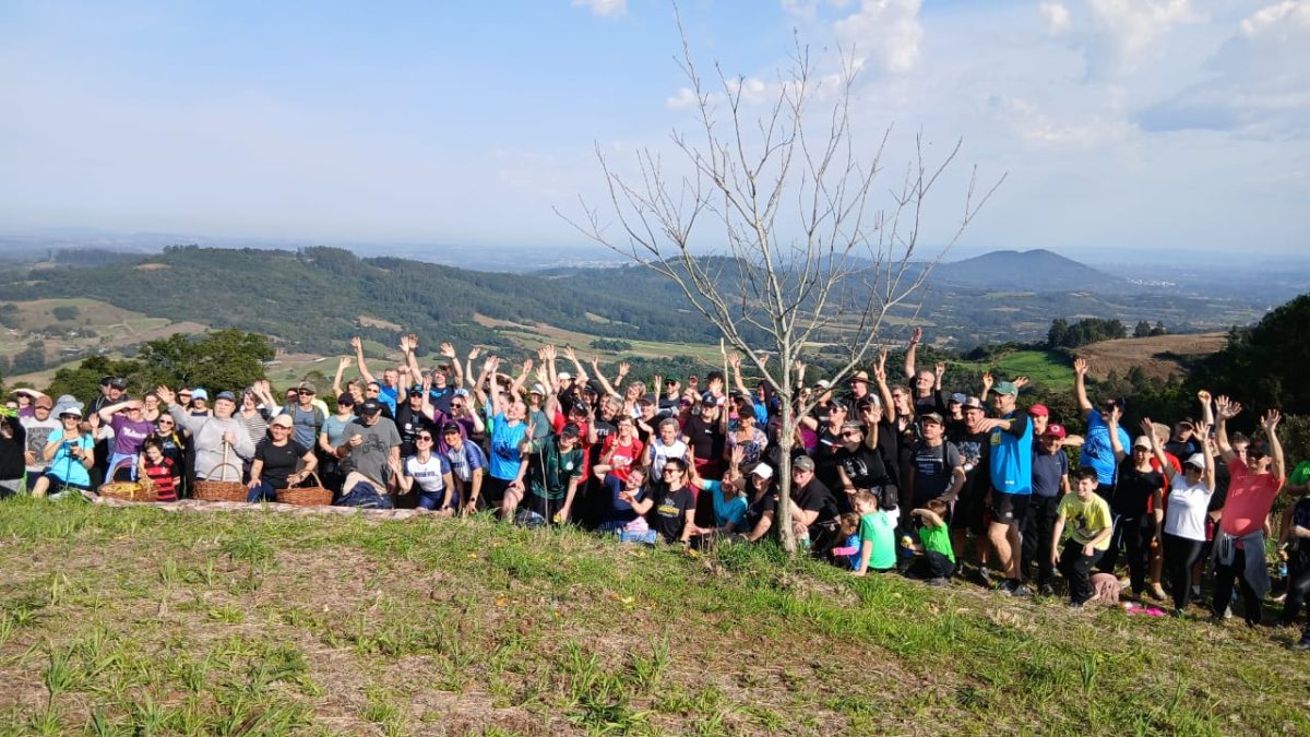 Dos 159 inscritos, 107 participaram da caminhada, que propôs intenso contato com a natureza | Foto: divulgação