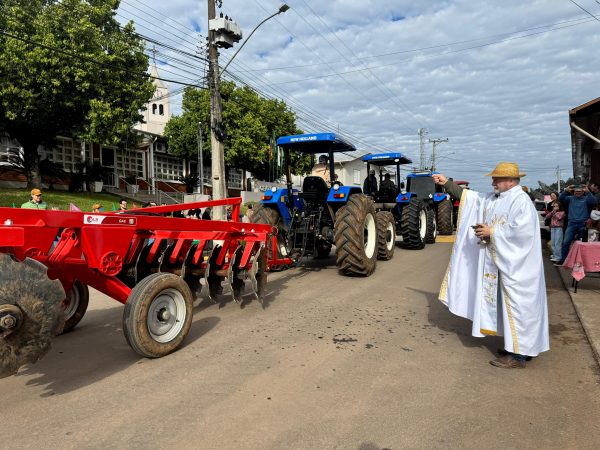 Tratoraço, Mostra de Orquídeas e baile marcam o Dia do Colono e Motorista