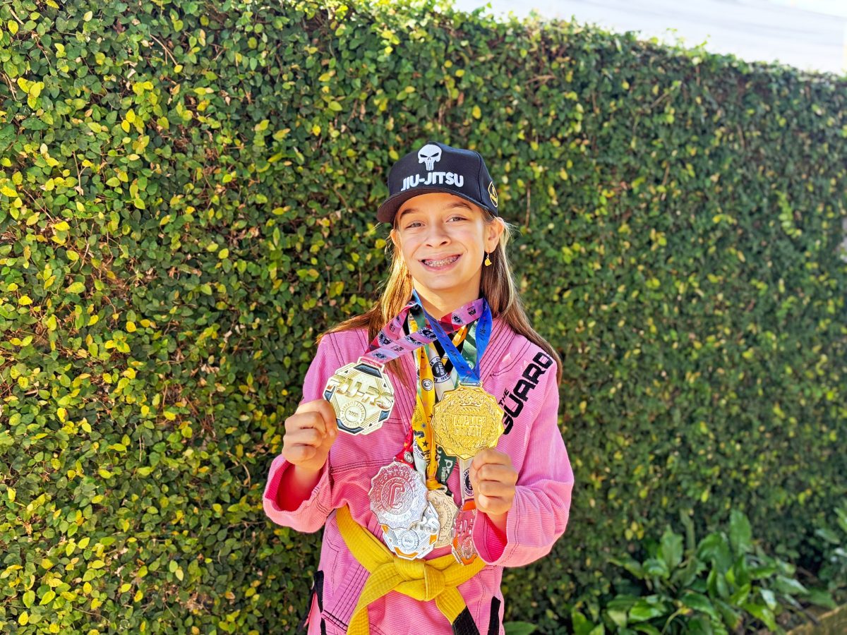 Ágata e algumas das medalhas que simbolizam a dedicação e um vitorioso início de carreira nos tatames | Foto: Sara Ávila