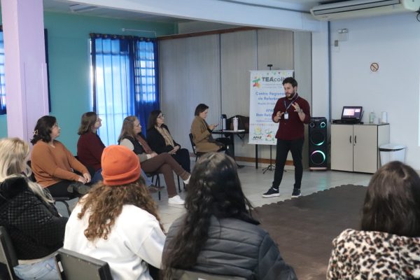 Atendentes da Educação Infantil participam de capacitação com o TEAcolhe