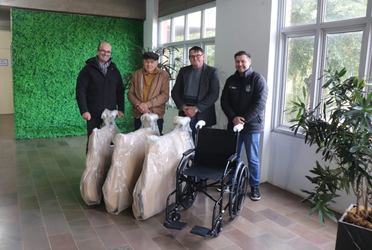 Município recebe doação de cadeiras de rodas