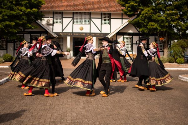 Westfälische Tanzgruppe promove encontro de danças alemãs e café colonial