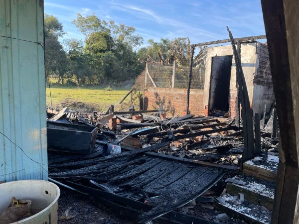 Incêndio atinge duas residências no Bairro Canabarro