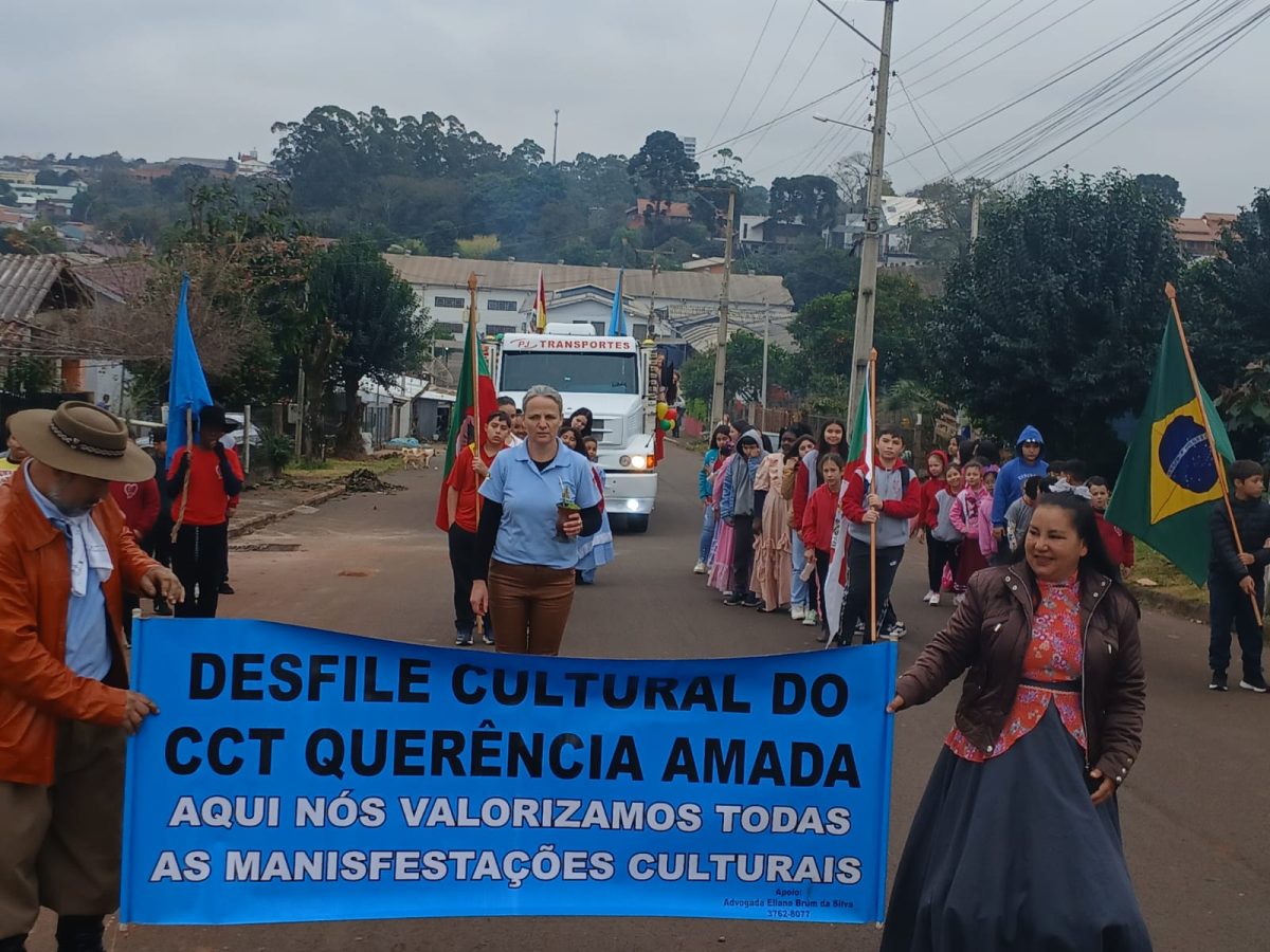 Desfile iniciou na Vando Pneus, na Rua Carlos Arnt, passou pela EMEF 24 de Maio e culminou na sede do CCT Querência Amada | Foto: divulgação