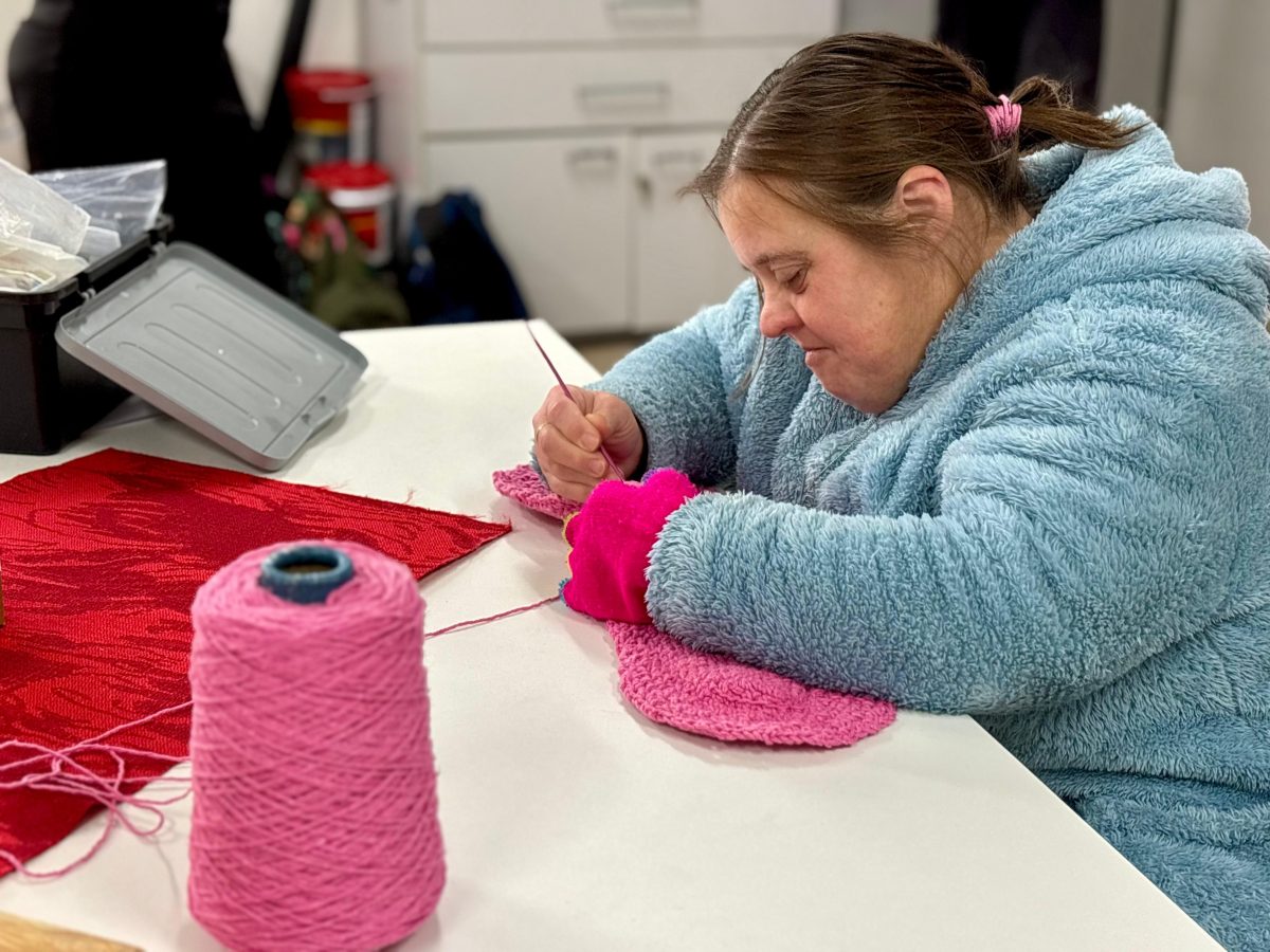 Com síndrome de Down, Lucimar Moureira produz peças em crochê nas oficinas de artesanato da Apae | Foto: Sara Ávila