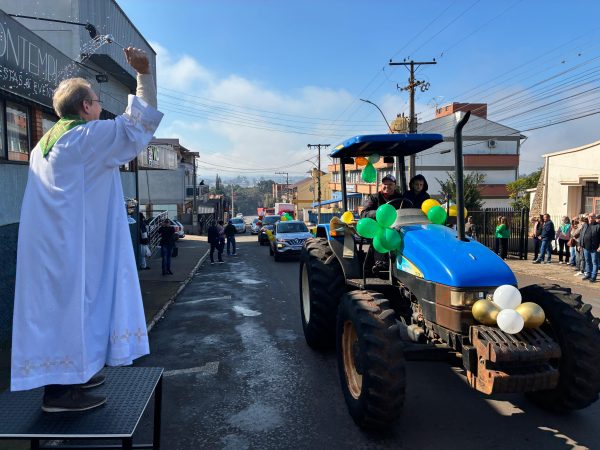 Festa do Colono e Motorista mobiliza centenas de veículos em procissão
