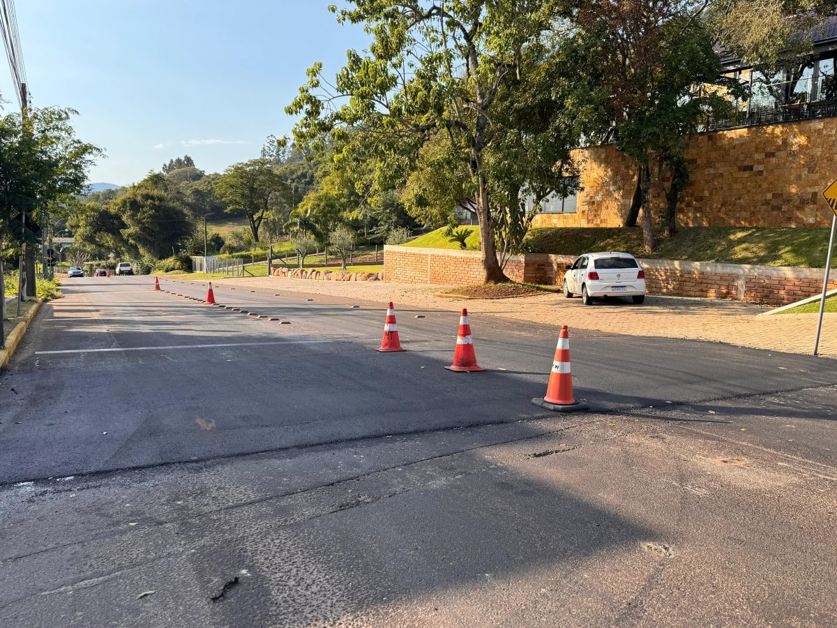 Travessia em obras exige atenção na Rua 3 de Outubro