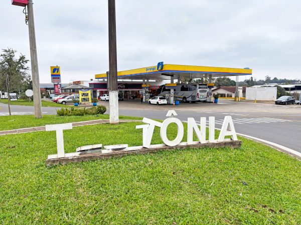 Letreiro caído no trevo do Bairro Teutônia chama atenção de motoristas