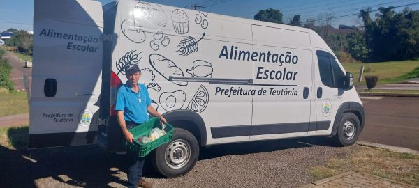 Furgão contribui para distribuição da merenda escolar