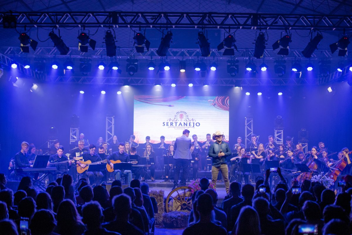 Orquestra Henrique Uebel encerra turnê com show em Brasília e ingressos esgotados