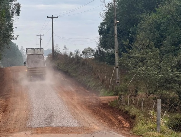 Prefeitura realiza melhorias em estradas vicinais
